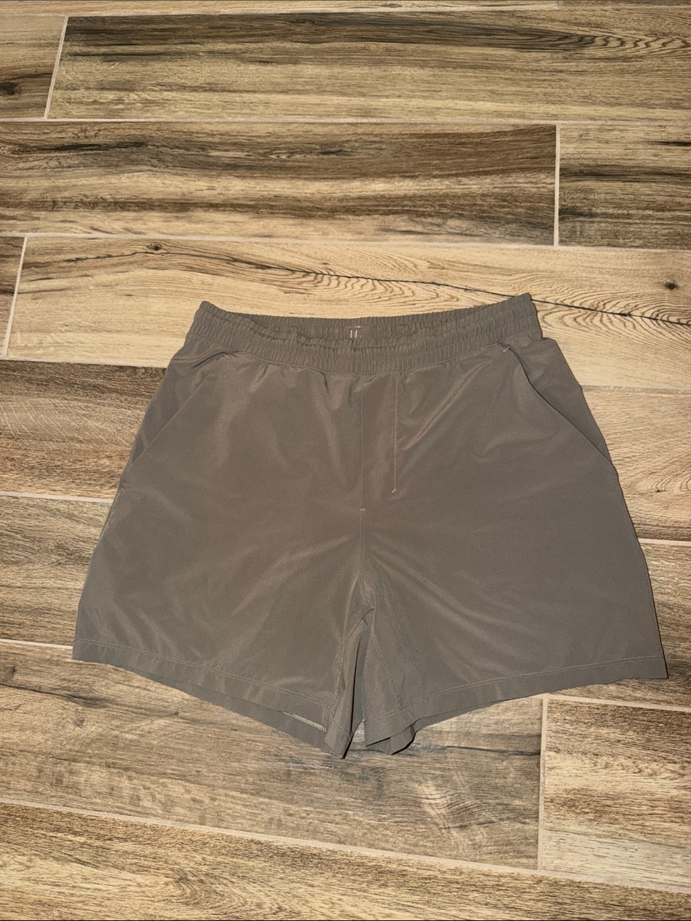 Lululemon Pace Breaker Linerless 5" Shorts Men's Medium Taupe Gray Running Gym